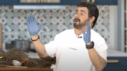 Μελομακάρονα με κουνουπίδι: Ο Άκης Πετρετζίκης ξαναχτυπά με τη συνταγή της χρονιάς (Vid)